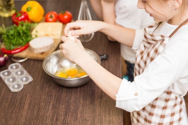 1136-jeune-fille-cuisine-oeufs-1