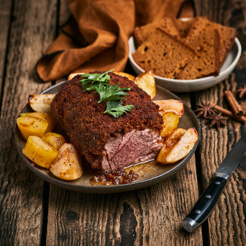 Rôti d’agneau en croûte de pain d’épices, pommes et pommes de terre rôties